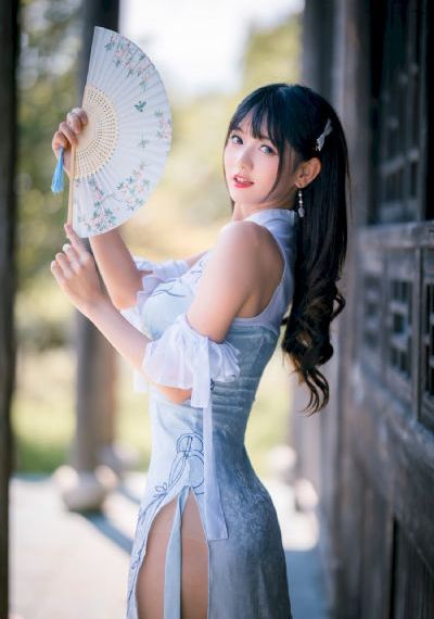 我和年轻的女教师观看