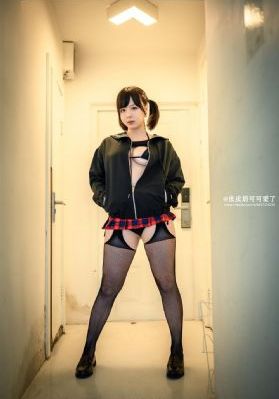 他掀开裙子把舌头伸进去漫画版